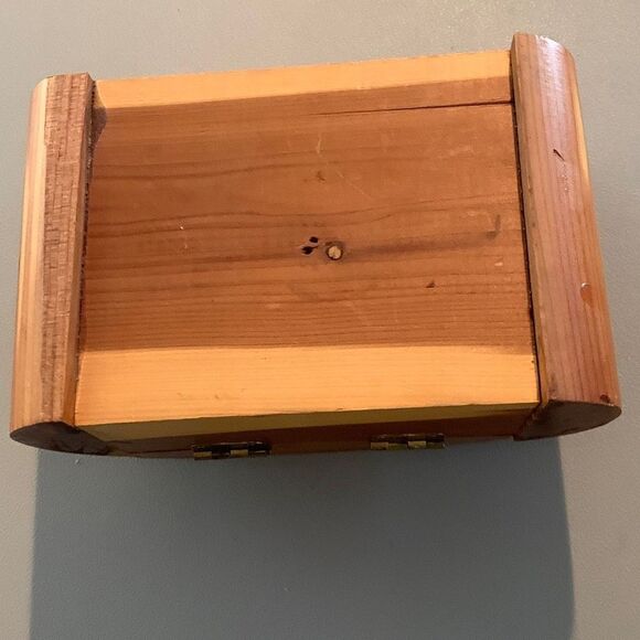 Vintage Cedar Souvenir Jewelry Box - Picture 5 of 6